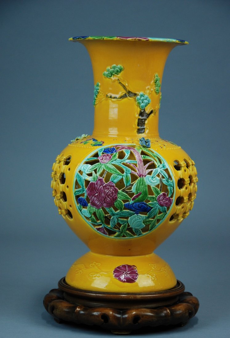 A yellow-glazed Qianlong  famile rose vase (1 of 8)