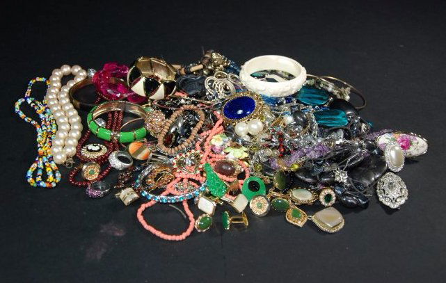 A lot of collection jewellry (1 of 5)