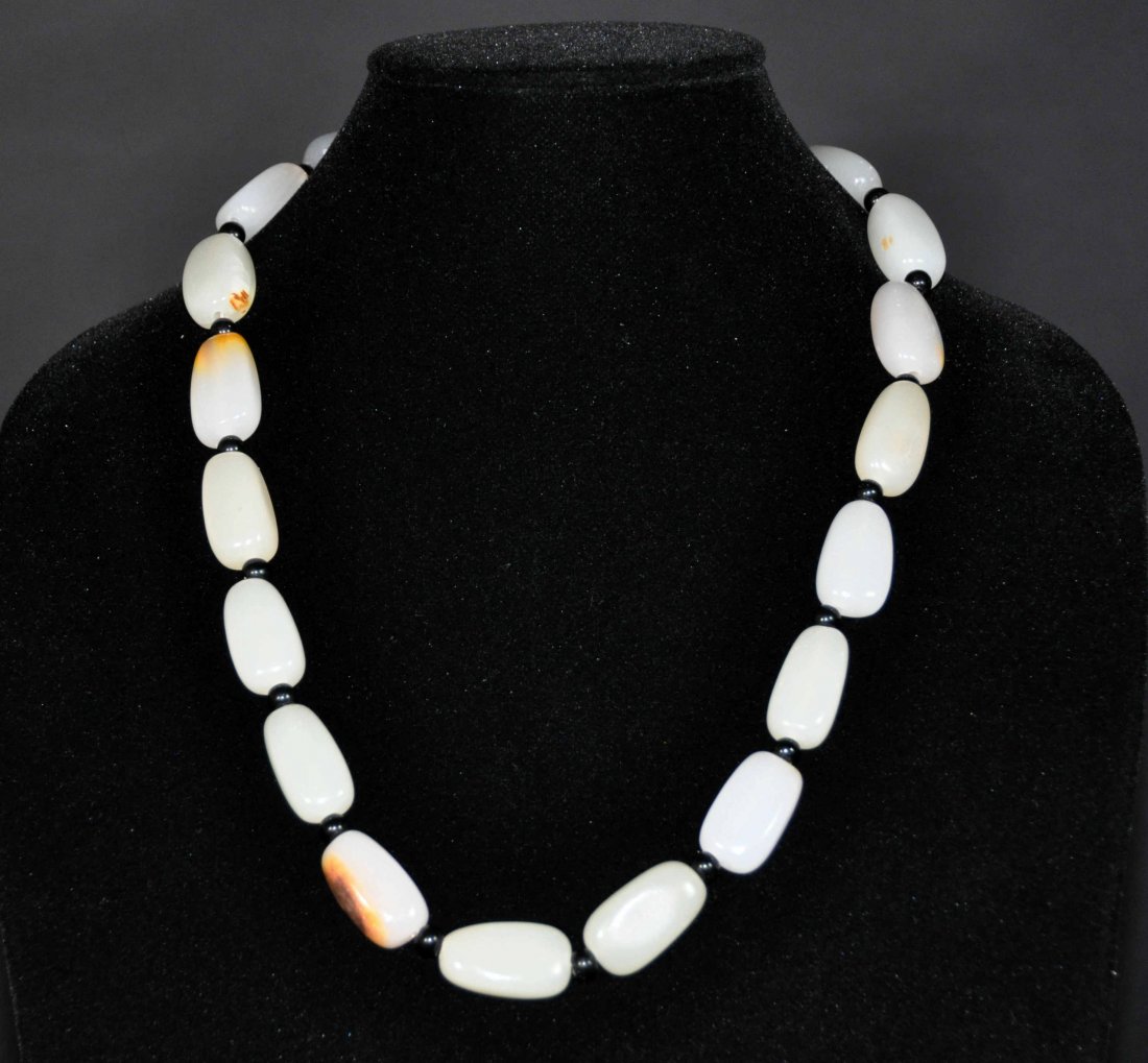 A  Hetian white jade necklace (1 of 6)