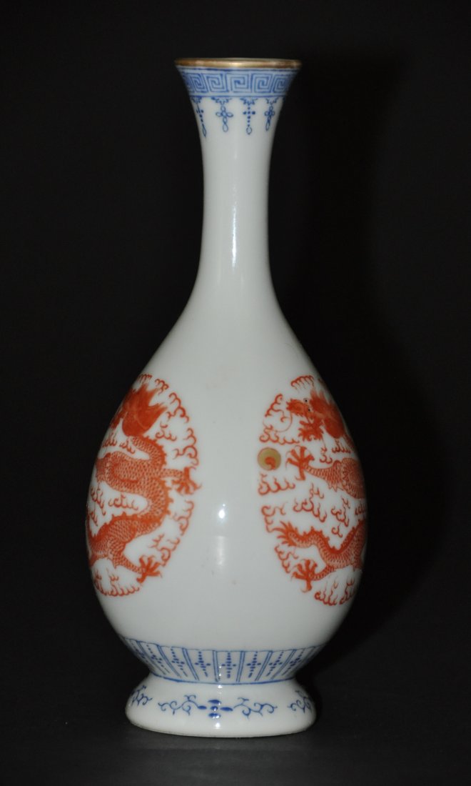 A rare Qing Dynasty enameled"dragon"vase,Qianlong (1 of 9)
