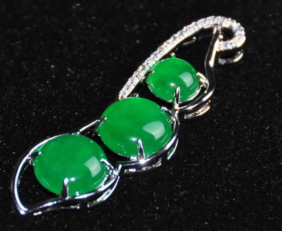 A translucent jadeite pendant (1 of 7)