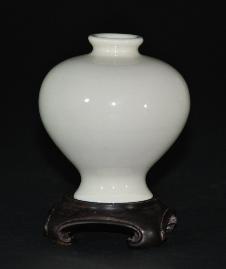 A Song Dynasty Dingyao vase (1 of 4)