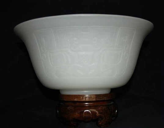 A Qianlong period glass imitation of hetian jade bowl (1 of 7)