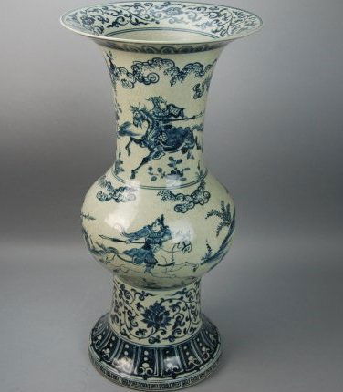 A Ming Wanli blue and white vase (1 of 9)