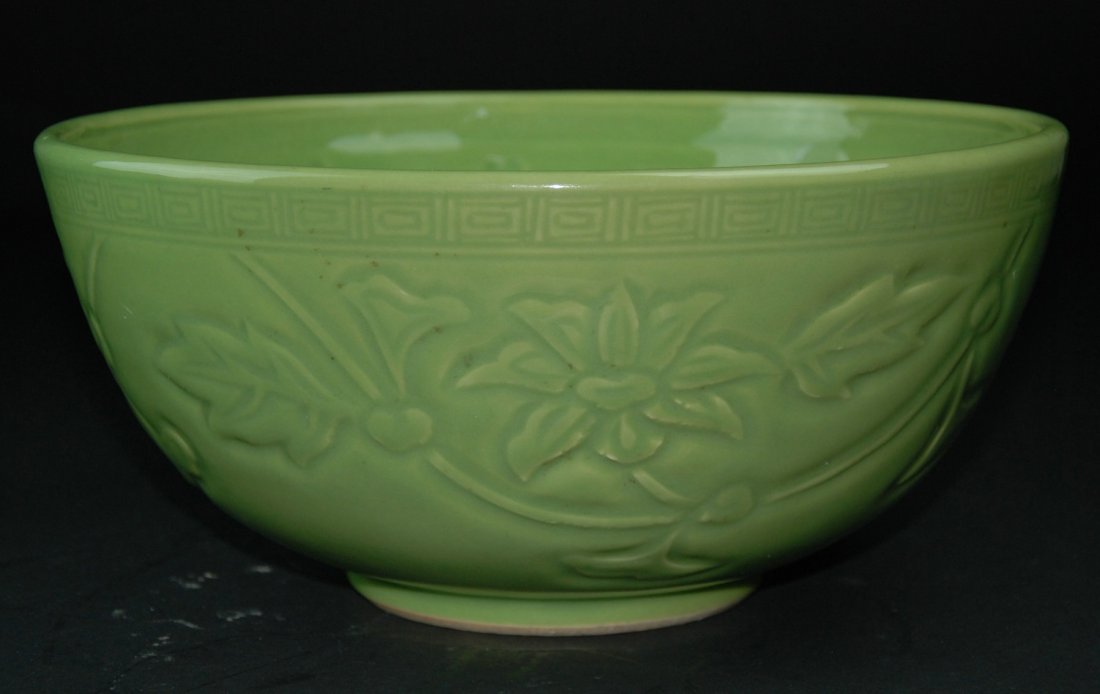 A large Ming Dynasty longquan celadon-glazed bowl (1 of 7)