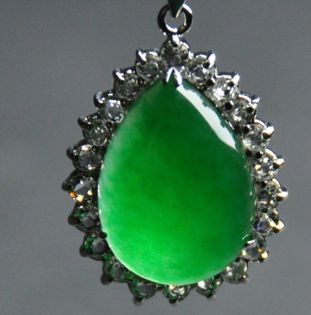 A translucent jadeite pendant (1 of 5)