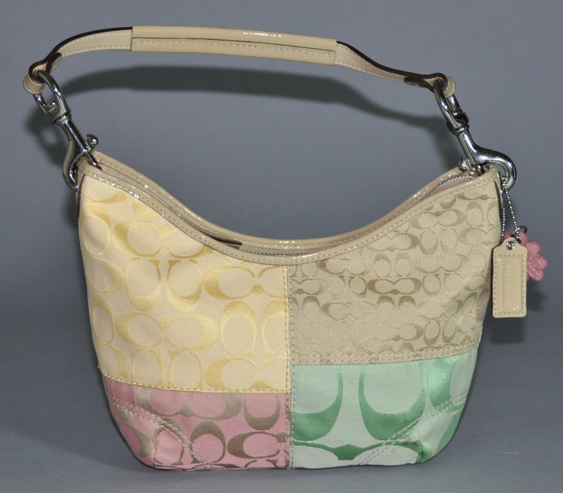 A COACH  shoulder handbag (1 of 5)