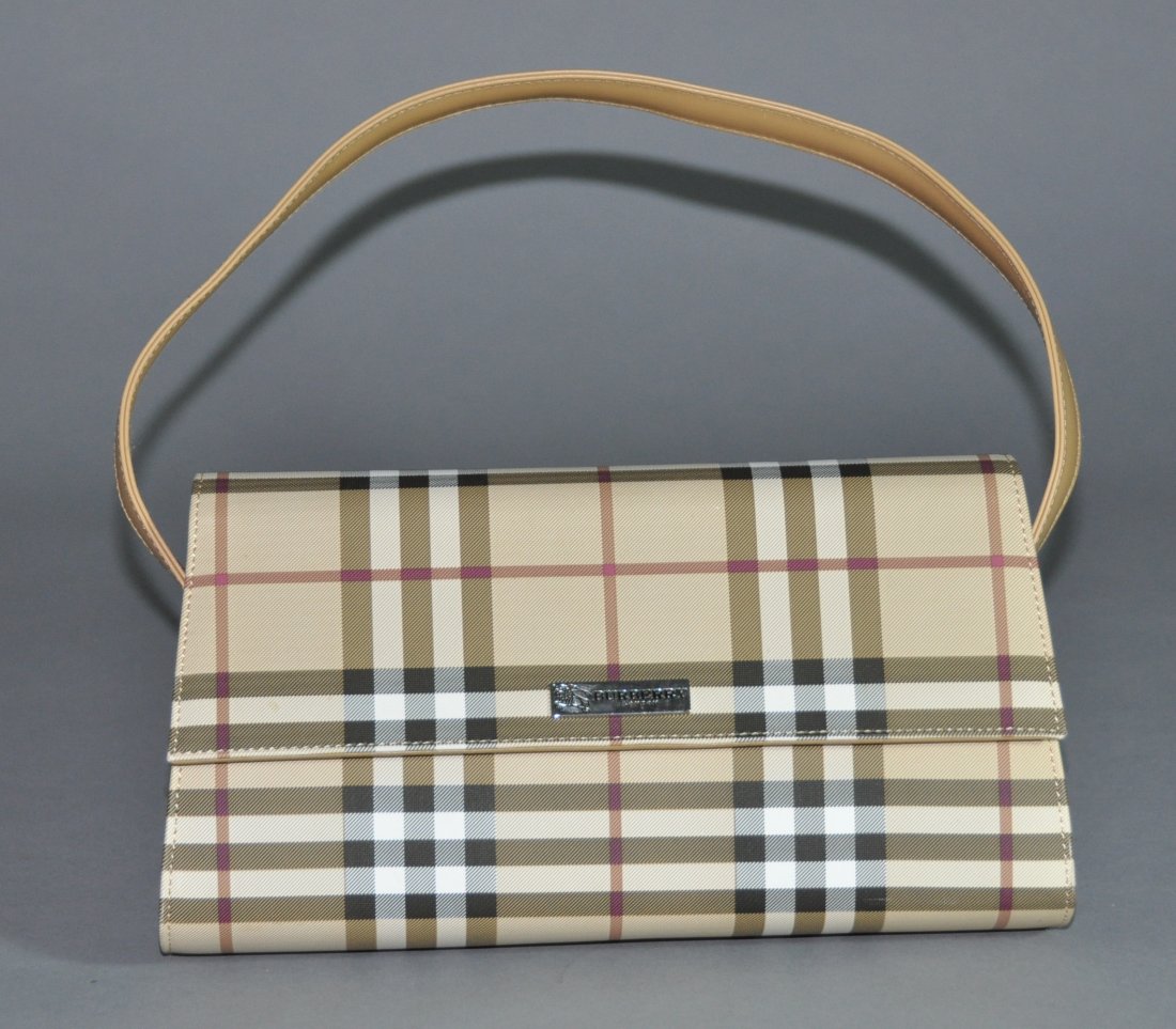 A BURBERRY shoulder bag (1 of 7)