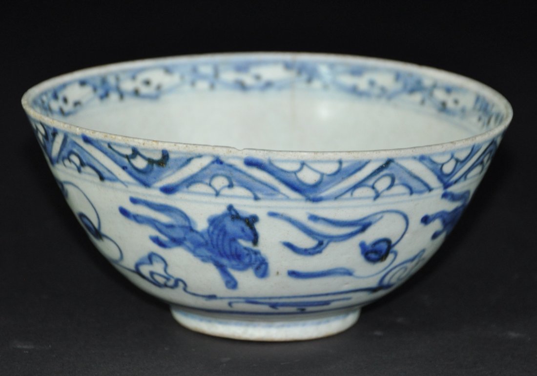 A fine Ming Dynasty blue and white porcelain bowl: A fine Ming Dynasty blue and white porcelain bowl.the base with the" FU" mark.Height 9cm. Mouth diameter 18.7 cm.