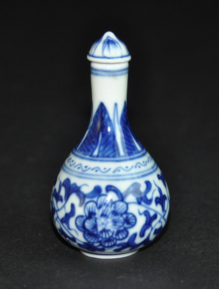 A late Qing blue and white snuff bottle (1 of 5)
