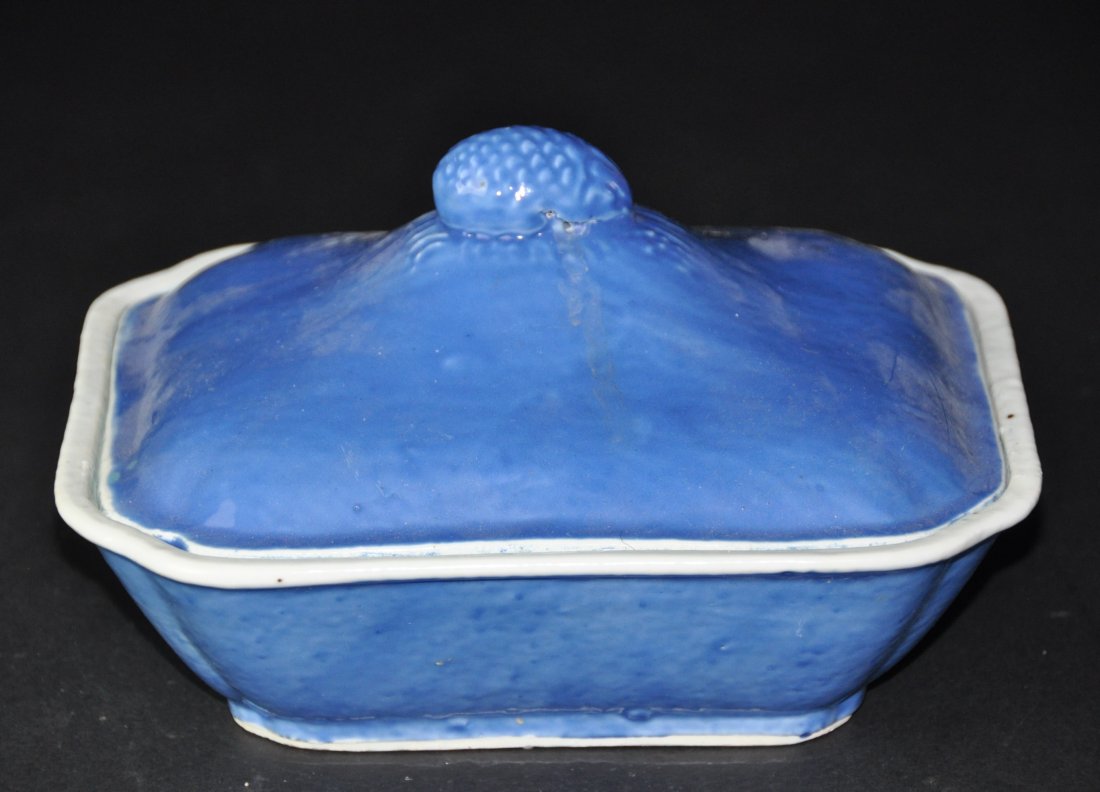 A 19th century porcelain box with cover: A porcelain box with cover. Height 14 cm, Width 20 cm, Length 22.5 cm