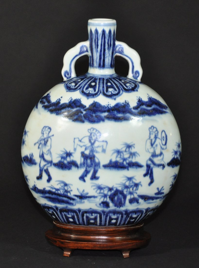 A Ming Dynasty blue and white porcelain moonflask,Yong (1 of 8)