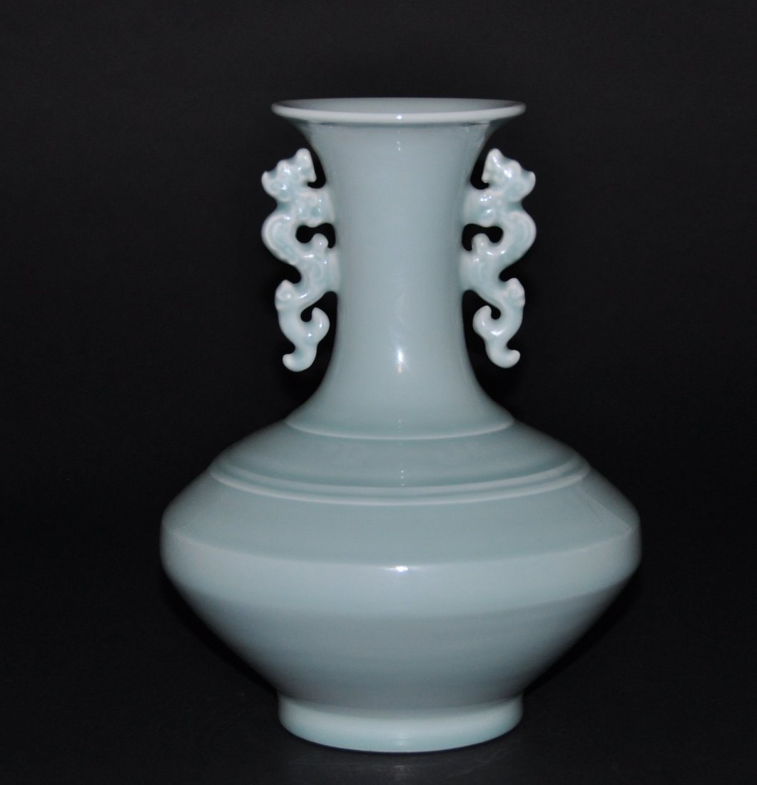 A Qing Qianlong Ru type -glazed vase (1 of 5)