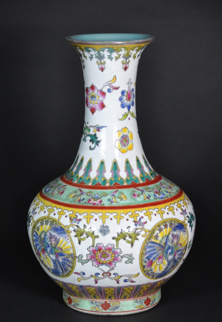 A Qing famille rose -enameled porcelain vase (1 of 7)