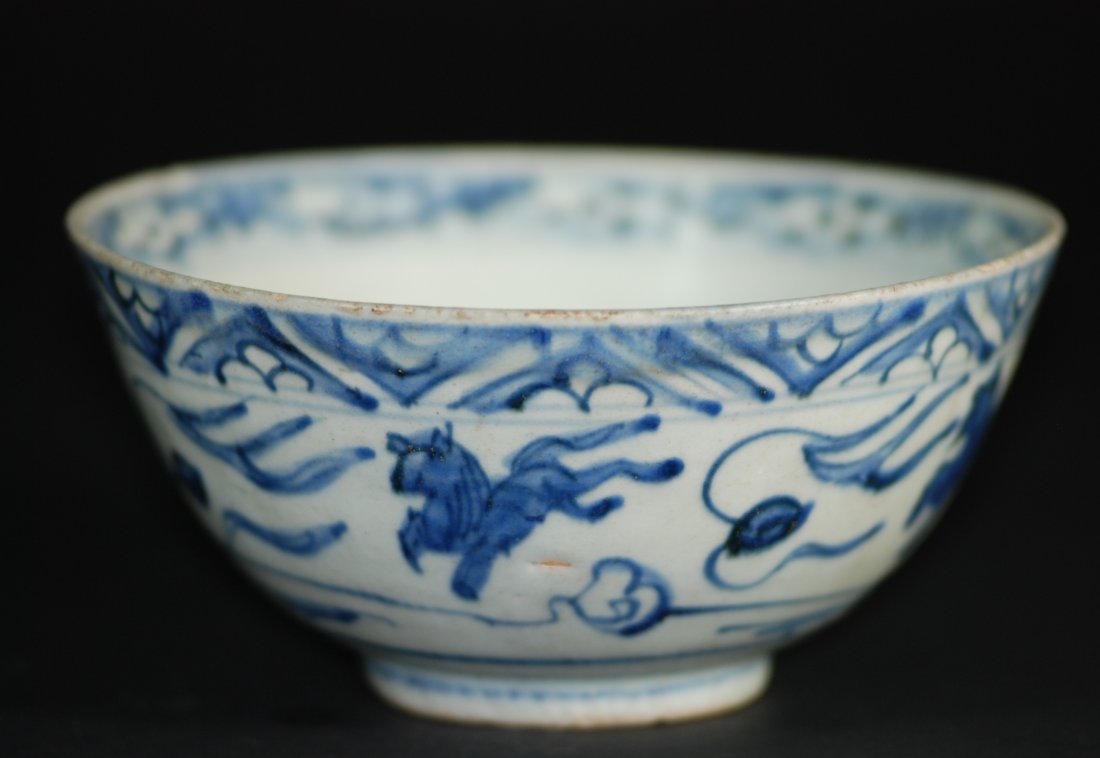 A fine Ming Dynasty blue and white porcelain bowl: A fine Ming Dynasty blue and white porcelain bowl.the base with the" FU" mark.Height 9cm. Mouth diameter 18.7 cm