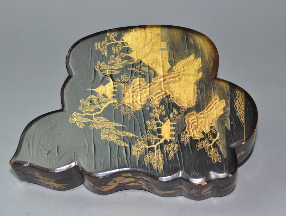 A Qing Dynasty gilt lacquer-painted box (1870) (1 of 8)