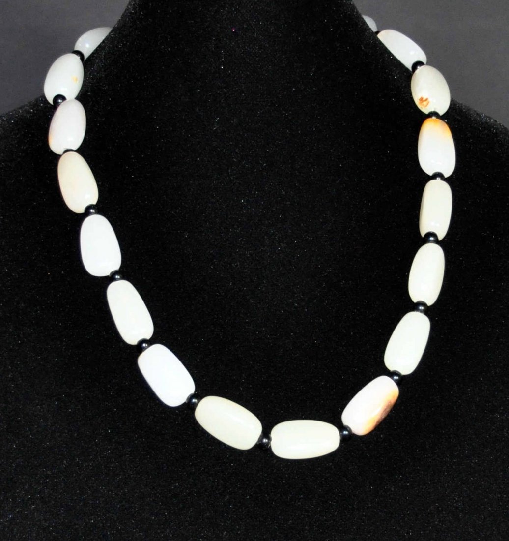 A Hetian white jade necklace (1 of 7)