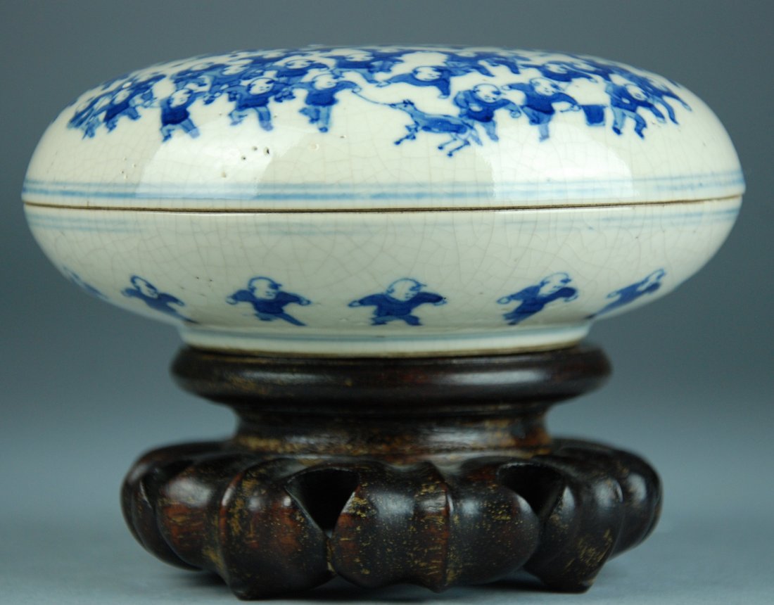 A Qing Kangxi blue and white box and cover (1 of 5)