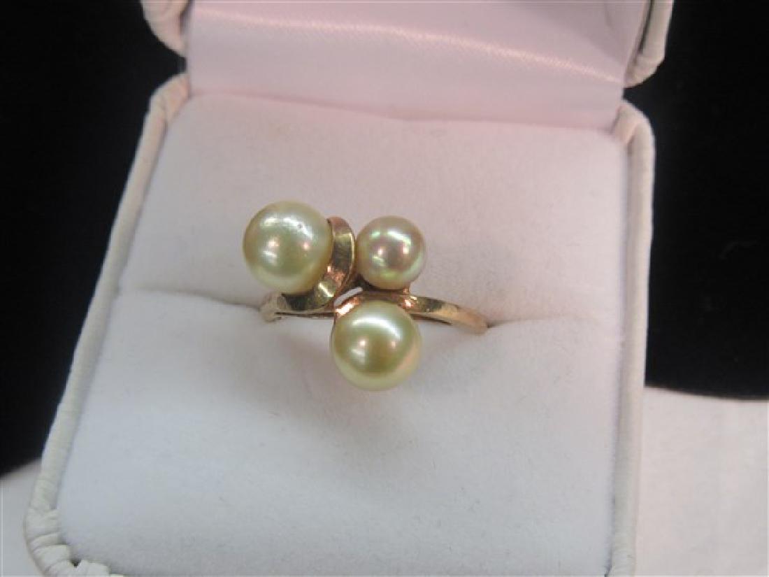 10k Yellow Gold Pearl Ring: A 10k yellow gold ring with Three (3) pearls. Size 7t.w.3.4 grams