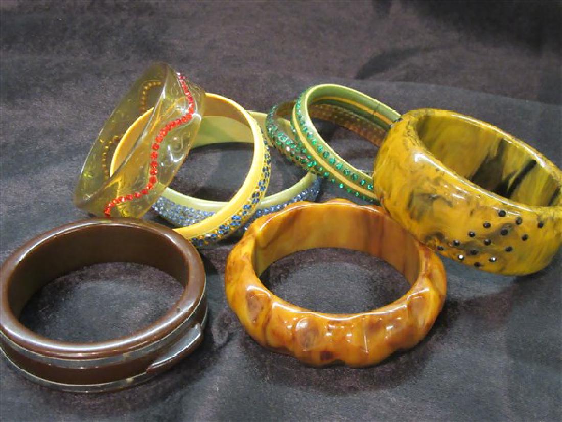 Eight (8) Vintage Plastic And Bakelite Bangle Bracelets (1 of 4)