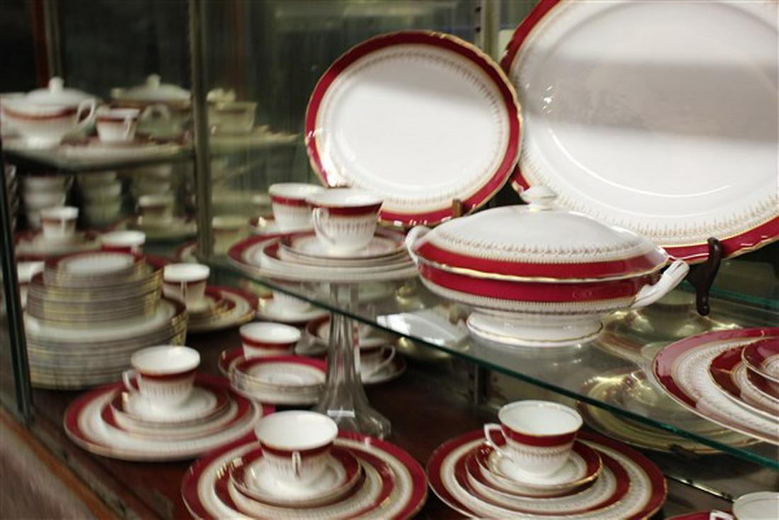 Royal Worcester England "Regency" Dinner Service: Royal Worcester England "Regency" Dinner Service 149 PCS 11 Soup Cups 11 Soup Underplates 26 Dinner Plates 20 Bread Plates 3 Platters 23 Tea Cups 26 Tea Saucers 3 Graduated Platters 2 covered Tureen 2