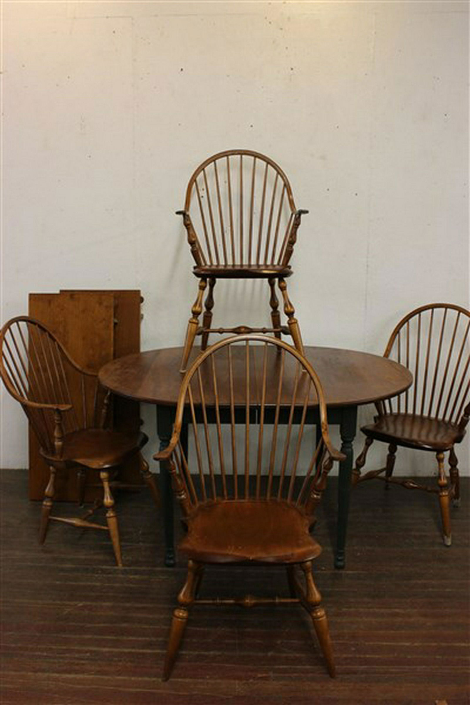 Country Pine Table w/ Four (4) Bow Back Windsor Chairs: A country pine custom kitchen table with Two (2) leaves and Four (4) bow back Windsor style chairs.