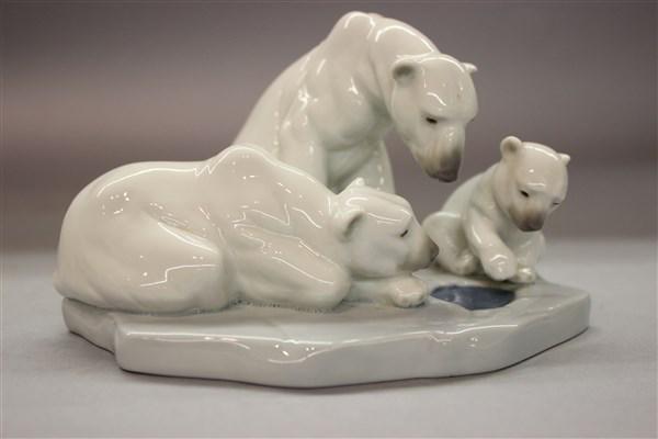 Lladro Polar Bear Family: Lladro porcelain polar bear family. Dimensions: 4 1/2" X 6"