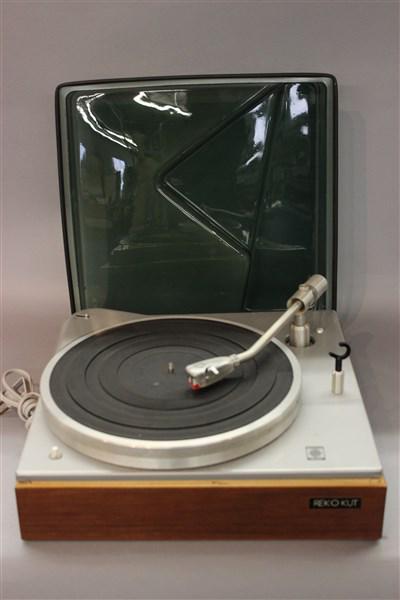 Rek-O-Kut R-34 Turntable Record Player: Rek-O-Kut R-34 Turntable Record Player with original cover. Good condition. Needs needle.
