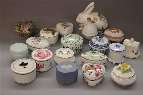 Collection Of Porcelain Trinket Boxes: Collection of porcelain trinket boxes. Nineteen pieces total including Richard Ginori, Limoges, Wedgwood etc.