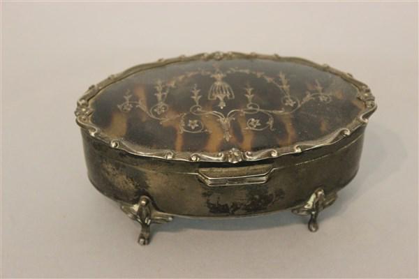 Mappin & Webb Edwardian Silver And Shell Box: A fine Mappin & Webb Edwardian sterling silver dresser box with tortoise pattern shell. Dimensions: 2" X 5 1/2" X 3"