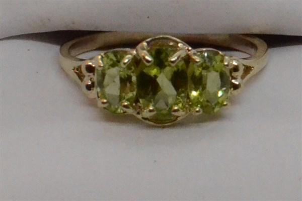 14k y.g. Green Peridot Ring (1 of 3)