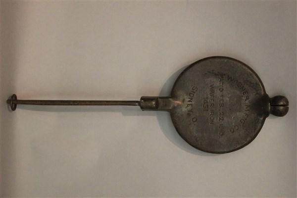 Antique Wagner Wafer Iron 1451 (1 of 5)