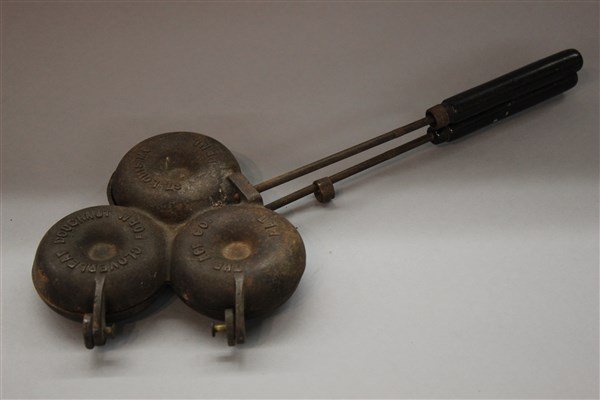 Cloverleaf Cast Iron Kitchen Donut Mold (1 of 3)