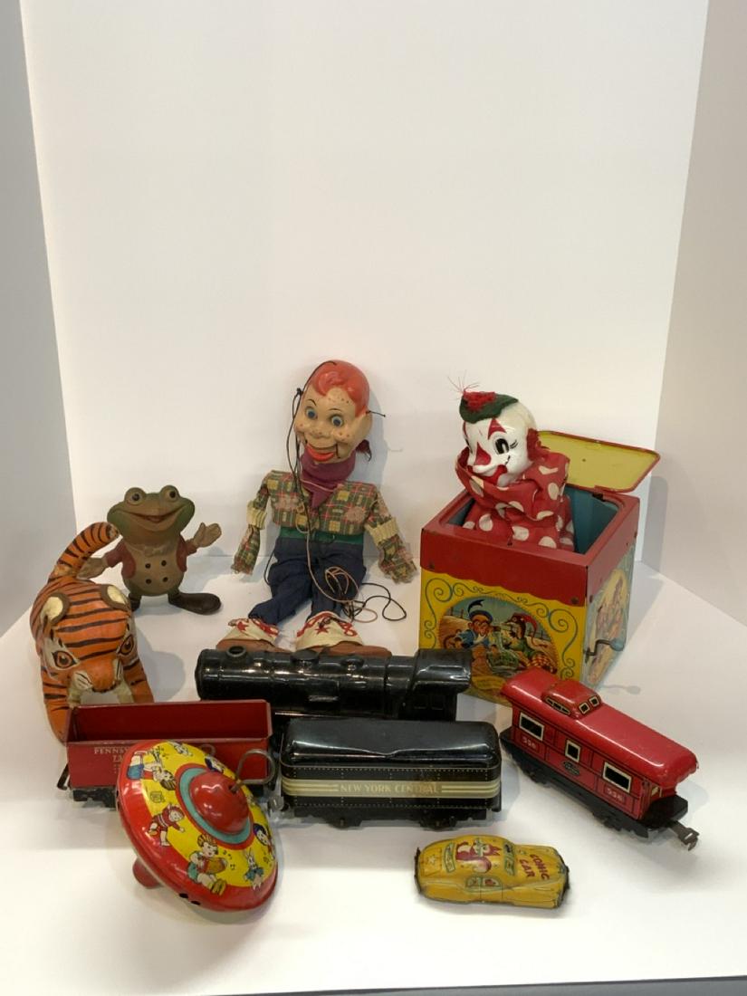 Vintage Estate Toy Lot: Vintage toy lot including Howdy Doody marionette, Mattel Jack In Box, New York Central Marx train set (dents noted) and other toys.