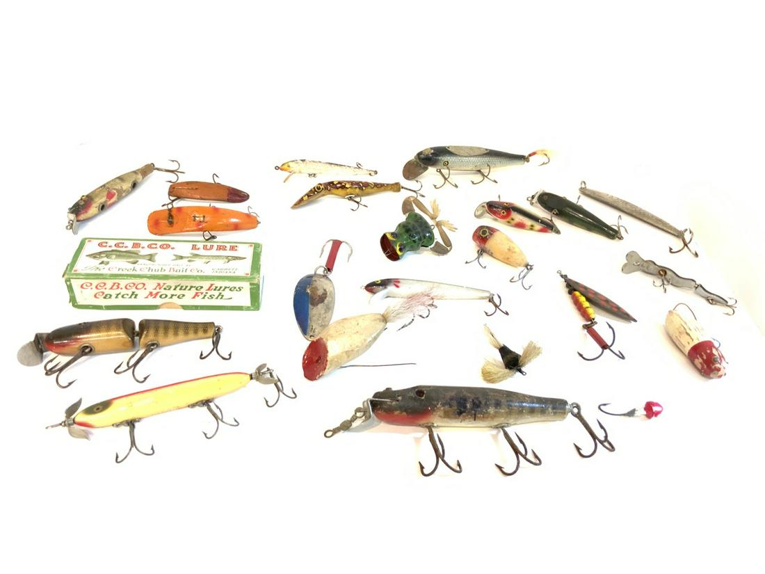 Mixed Lot of Freshwater Lures: A compiled grouping of old fishing lures. Top water, divers and spinners. As seen in photograph preview. Estate collection with much discrimination, preview carefully!