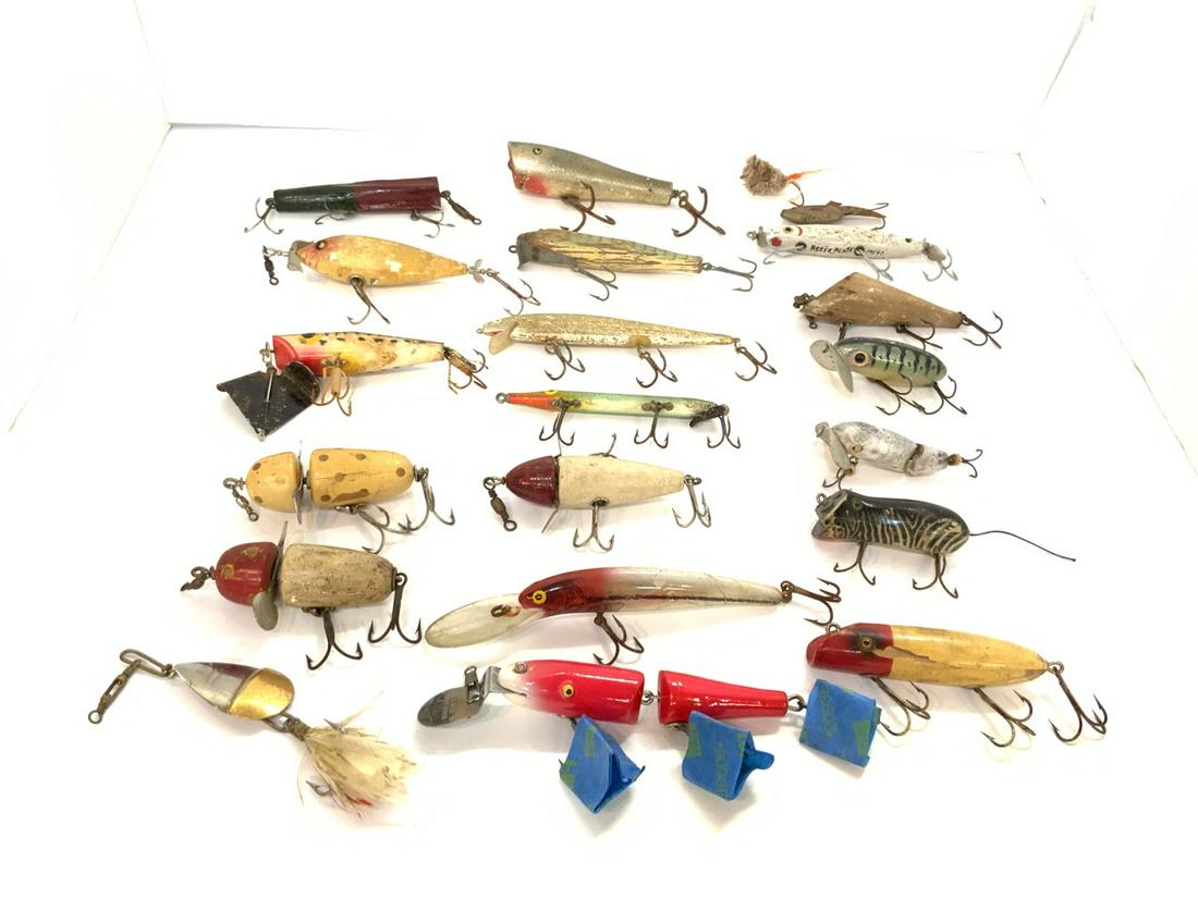 Mixed Lot of Vintage Freshwater Fishing Lures: A compiled grouping of old fishing lures. Top water, spoons and spinners. As seen in photograph preview. Estate collection with much discrimination, preview carefully!