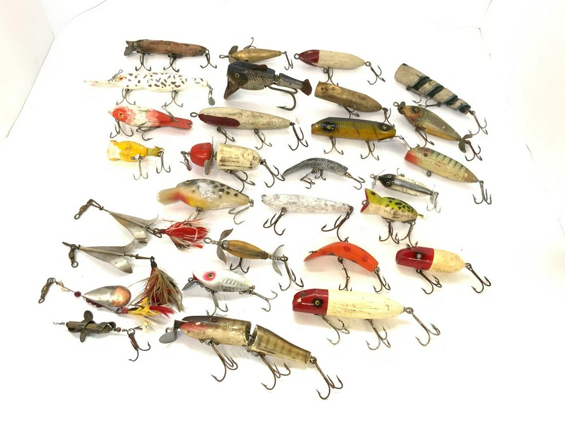 Mixed Lot of Vintage Freshwater Fishing Lures: A compiled grouping of old fishing lures. Top water, divers and spinners. As seen in photograph preview. Estate collection with much discrimination, preview carefully!