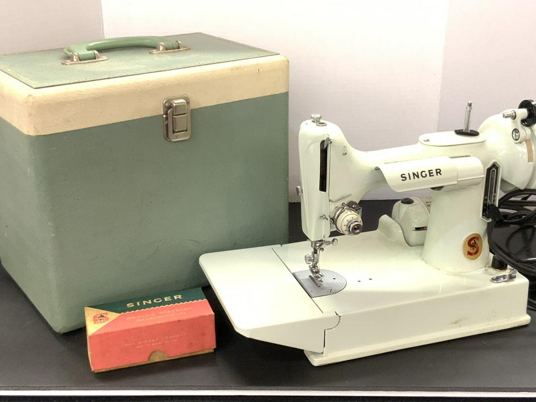 Singer Featherweight Sewing Machine 1960's (1 of 5)