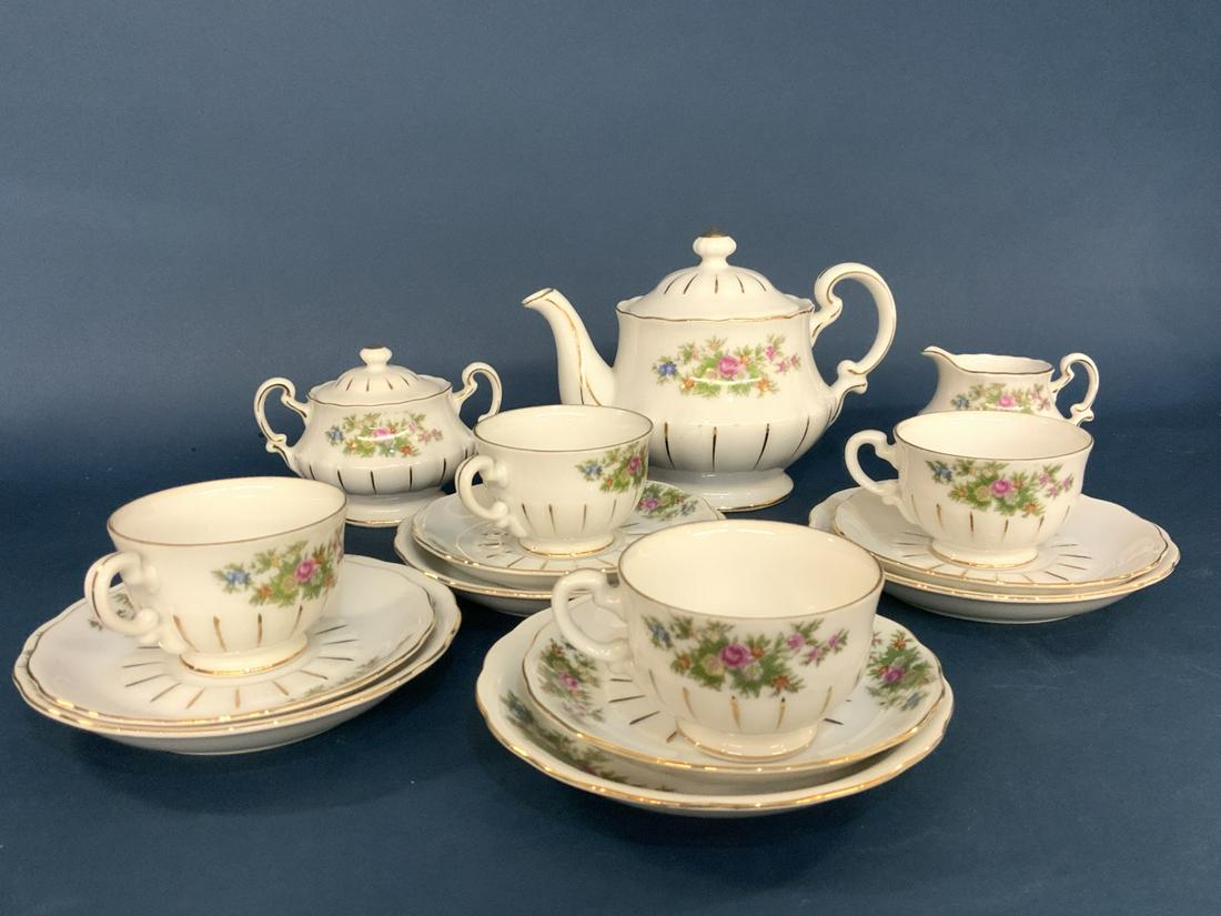 FAO Schwarz Miniature Children's Tea Set: Fao Schwarz minaiture child's tea set. Cups 2.5” Diameter 4.5” Smaller Plates 5” bigger plats