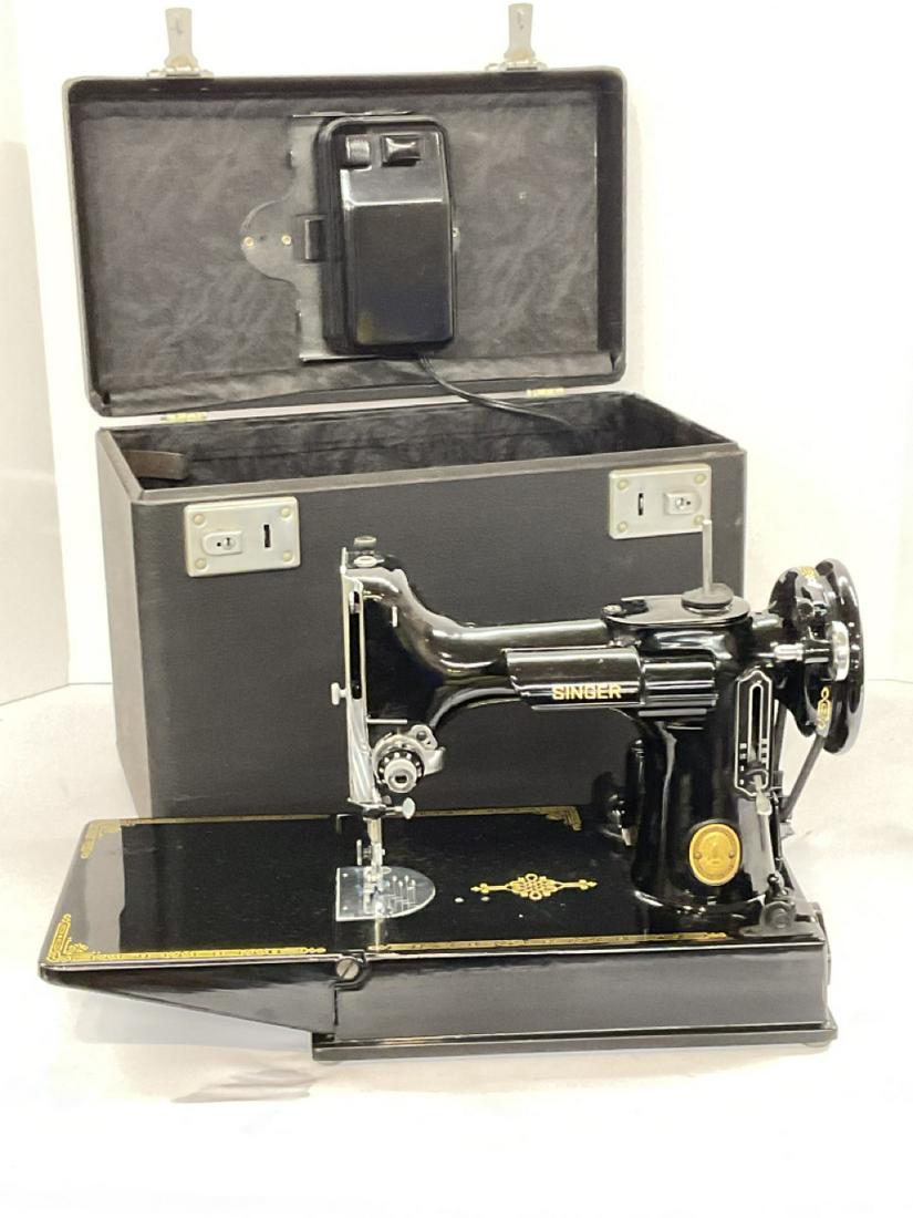 Singer Featherweight Sewing Machine: Singer Featherweight sewing machine. AL404432