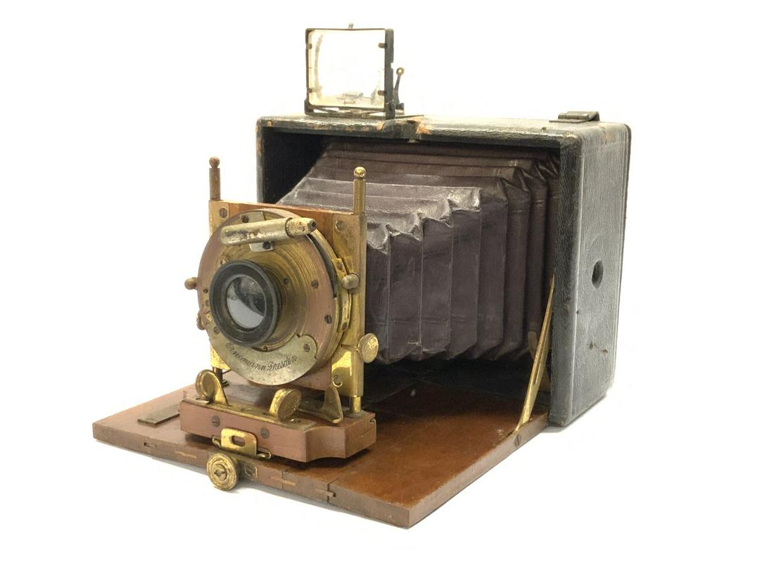 Ernemann, Dresden Folding Camera: Ernemann, Dresden antique folding camera. Dimensions: 4 3/4" X 6" open and 3" closed.Early German camera in a league and related to Leica. Estate find.