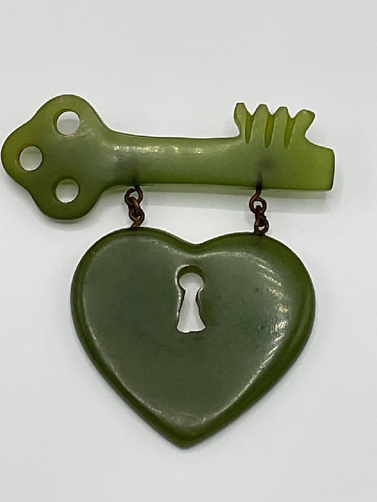 Vintage Bakelite Green "Key To My Heart" Pin (1 of 3)