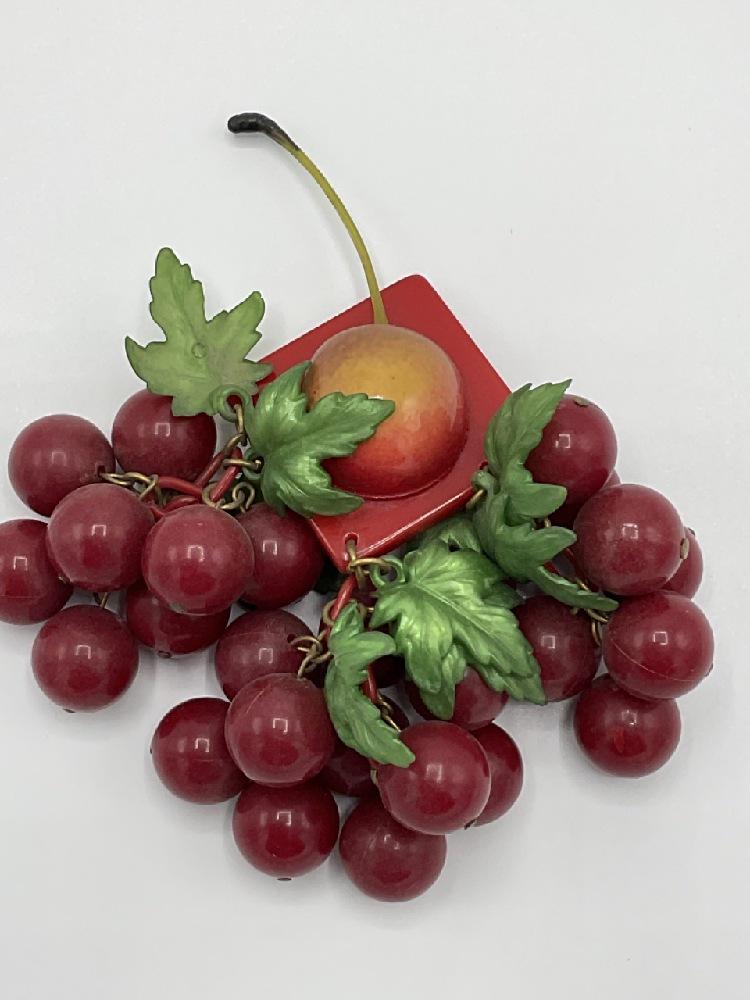 Vintage Carved Bakelite Dangling Cherries Brooch/Pin (1 of 5)
