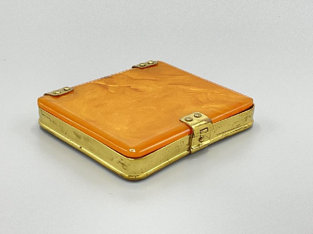 Vintage Honey Bakelite Compact (1 of 4)