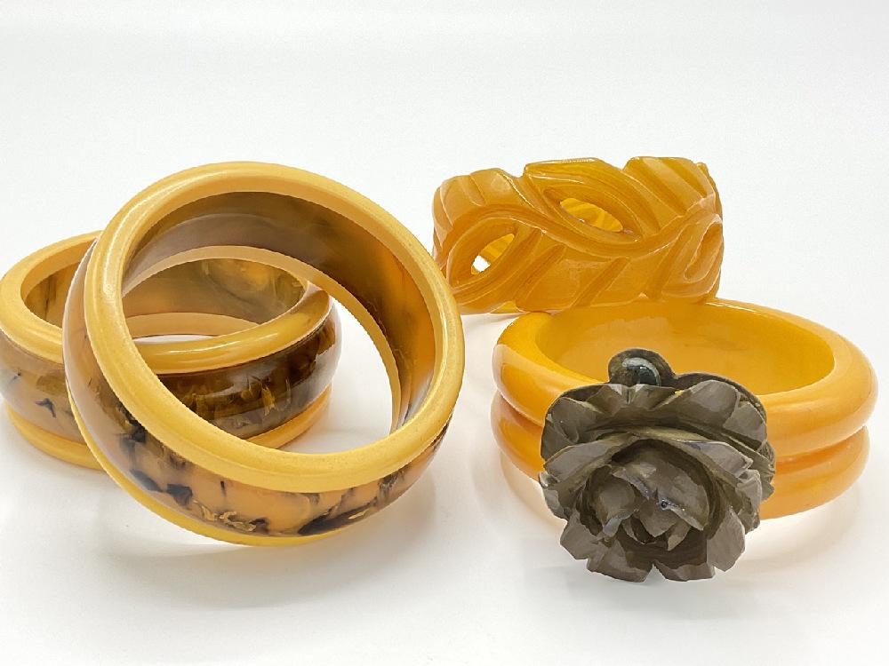 Four (4)  Vintage Bakelite Bangle Bracelets (1 of 5)
