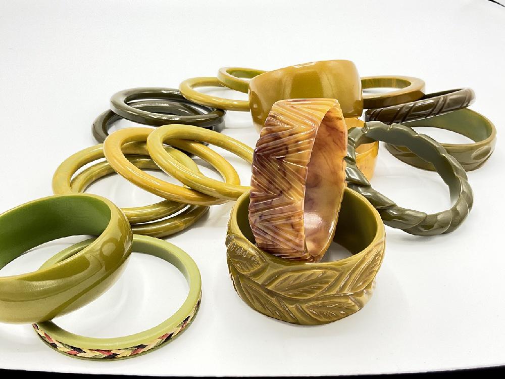 Eighteen (18) Vintage Bakelite Bangle Bracelets (1 of 7)