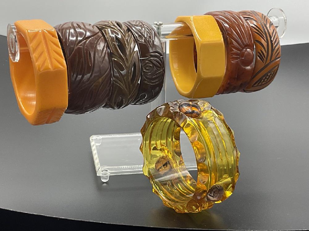 Eight (8) Vintage Bakelite Bangle Bracelets (1 of 7)