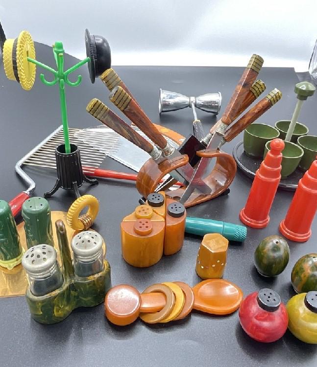 Compiled Vintage Bakelite Objects Grouping (1 of 6)