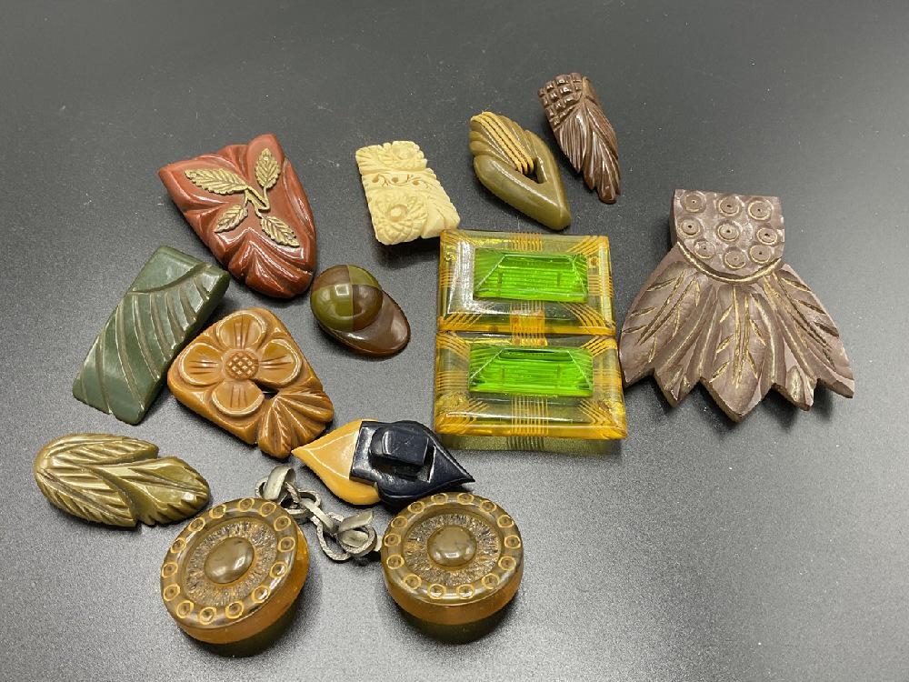Ten (10) Vintage Bakelite Buckles And Clips Group (1 of 4)