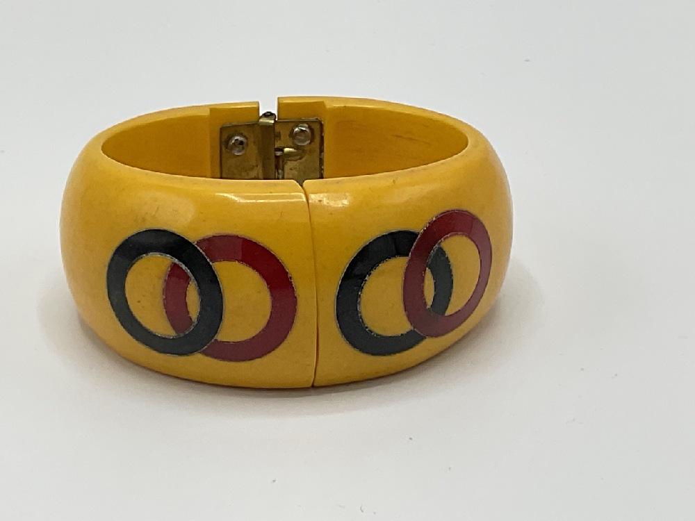Vintage Yellow Bakelite Clamper Bracelet w/ Interlocking Rings (1 of 4)